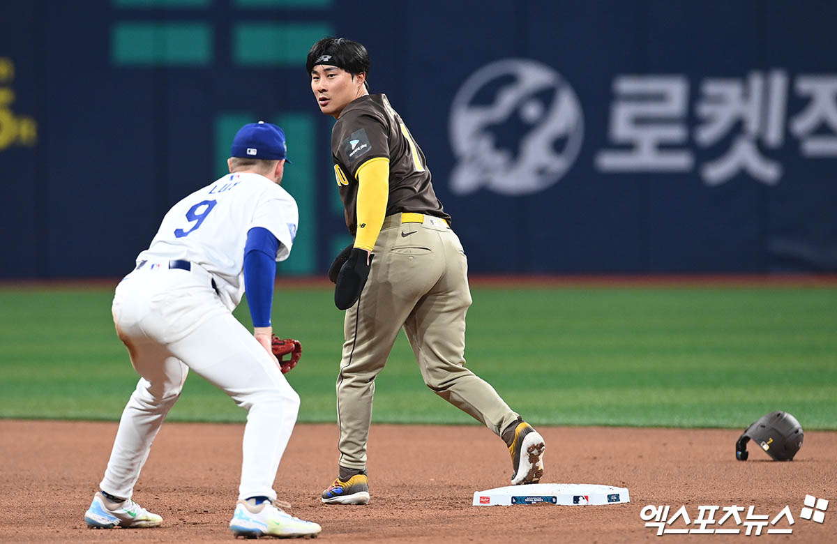 21일 오후 서울 구로구 고척스카이돔에서 열린 '메이저리그(MLB) 월드투어 서울시리즈 2024' LA 다저스와 샌디에이고 파드리스의 경기, 4회초 무사 1루 샌디에이고 프로파 타석 때 1루주자 김하성이 2루 도루에 성공하고 있다. 엑스포츠뉴스 DB