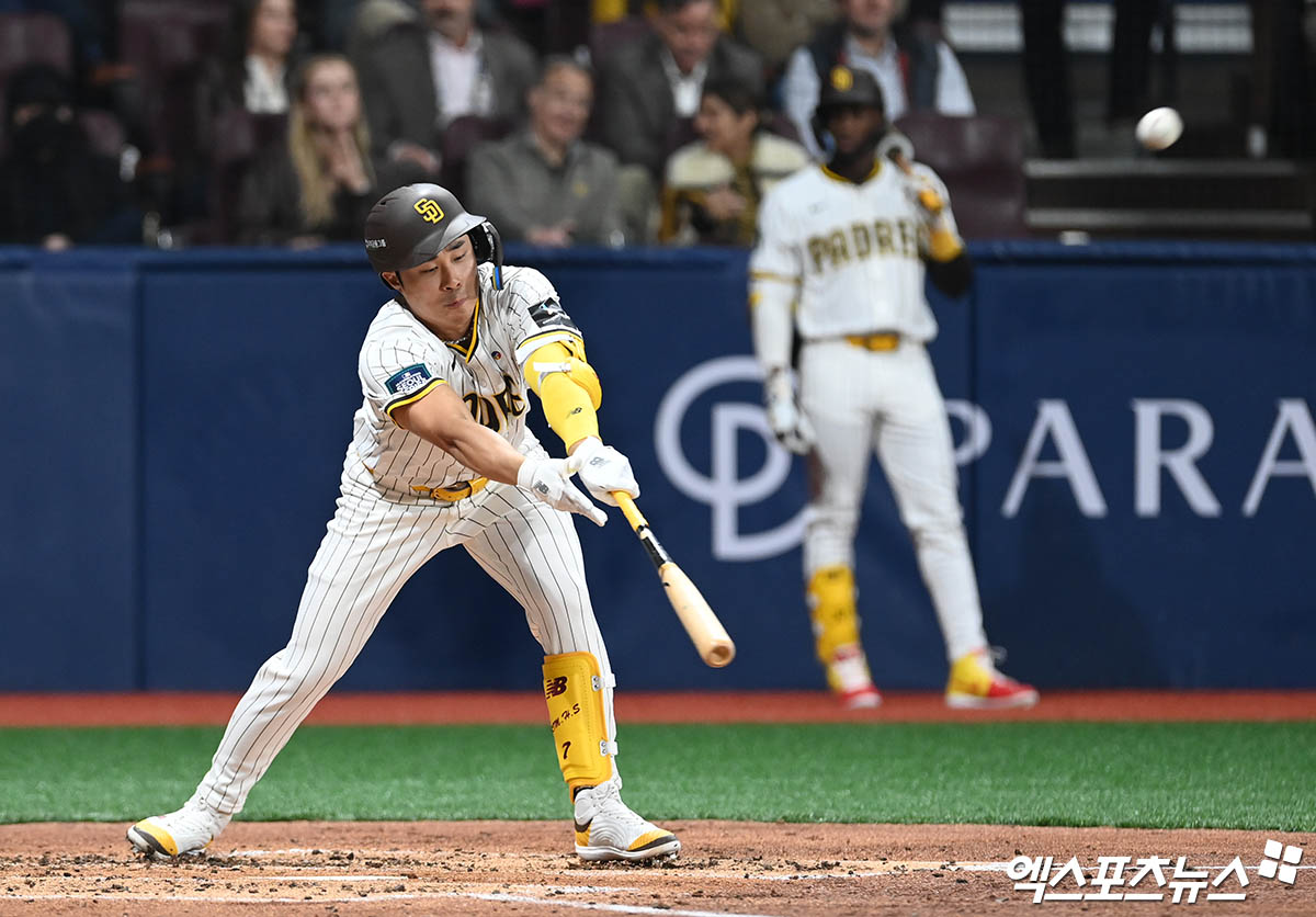 20일 오후 서울 구로구 고척스카이돔에서 열리는 '메이저리그(MLB) 월드투어 서울시리즈 2024' LA 다저스와 샌디에이고 파드리스의 개막전 경기, 2회말 1사 샌디에이고 김하성이 타격하고 있다. 결과는 우익수 플라이 아웃. 엑스포츠뉴스 DB