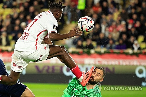 경기 도중 상대의 축구화 스터드에 얼굴이 찍혀 큰 상처를 입었던 잔루이지 돈나룸마가 밝은 얼굴로 근황을 전했다. 돈나룸마는 상처 부위에 치료를 받은 뒤 반려견을 안고 집에서 휴식을 취하는 모습이었다. 큰 부상으로 이어질 수 있었던 대형 사고였고, 돈나룸마의 상태 역시 좋지는 않았지만 다행히 돈나룸마는 충격에서 어느 정도 회복한 듯하다. 사진 연합뉴스