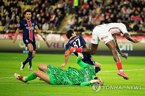 경기 도중 상대의 축구화 스터드에 얼굴이 찍혀 큰 상처를 입었던 잔루이지 돈나룸마가 밝은 얼굴로 근황을 전했다. 돈나룸마는 상처 부위에 치료를 받은 뒤 반려견을 안고 집에서 휴식을 취하는 모습이었다. 큰 부상으로 이어질 수 있었던 대형 사고였고, 돈나룸마의 상태 역시 좋지는 않았지만 다행히 돈나룸마는 충격에서 어느 정도 회복한 듯하다. 사진 연합뉴스