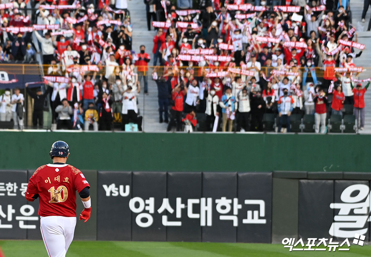 부산 동래구 사직야구장 열린 ’2022 신한은행 SOL KBO리그’ LG 트윈스와 롯데 자이언츠의 경기, 1회말 2사 1루 롯데 이대호가 1타점 2루타를 날리고 있다. 엑스포츠뉴스DB