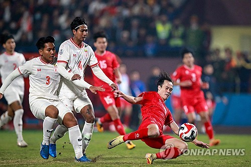 김상식 감독이 이끄는 베트남이 미얀마를 5-0으로 대파하고 2024 아세안 미쓰비시일렉트릭컵(이하 미쓰비시컵) B조 1위로 준결승에 진출했다. 연합뉴스