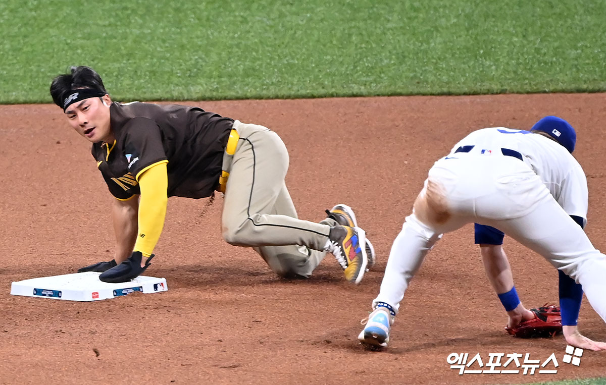  21일 오후 서울 구로구 고척스카이돔에서 열리는 '메이저리그(MLB) 월드투어 서울시리즈 2024' LA 다저스와 샌디에이고 파드리스의 경기, 4회초 1사 1루 샌디에이고 김하성이 2루 도루에 성공하고 있다. 엑스포츠뉴스 DB