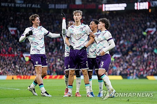 맨체스터 유나이티드는 22일(한국시간) 영국 맨체스터에 위치한 올드 트래퍼드에서 열린 AFC본머스와의 2024-25시즌 잉글리시 프리미어리그 17라운드 홈경기에서 0-3 충격패를 당했다. 본머스에 3골 차 충격패를 당하면서 맨유는 승점 22(6승4무7패)를 유지해 프리미어리그 13위에서 벗어나지 못했다. 연합뉴스