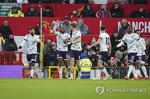 맨체스터 유나이티드는 22일(한국시간) 영국 맨체스터에 위치한 올드 트래퍼드에서 열린 AFC본머스와의 2024-25시즌 잉글리시 프리미어리그 17라운드 홈경기에서 0-3 충격패를 당했다. 본머스에 3골 차 충격패를 당하면서 맨유는 승점 22(6승4무7패)를 유지해 프리미어리그 13위에서 벗어나지 못했다. 연합뉴스