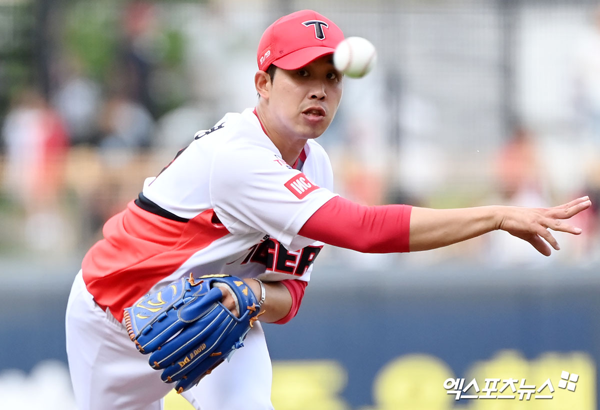 23일 오후 광주기아챔피언스필드에서 열린 '2024 신한 SOL Bank KBO리그' 한화 이글스와 KIA 타이거즈의 더블헤더 2차전 경기, 1회초 KIA 선발투수 임기영이 공을 힘차게 던지고 있다. 엑스포츠뉴스 DB