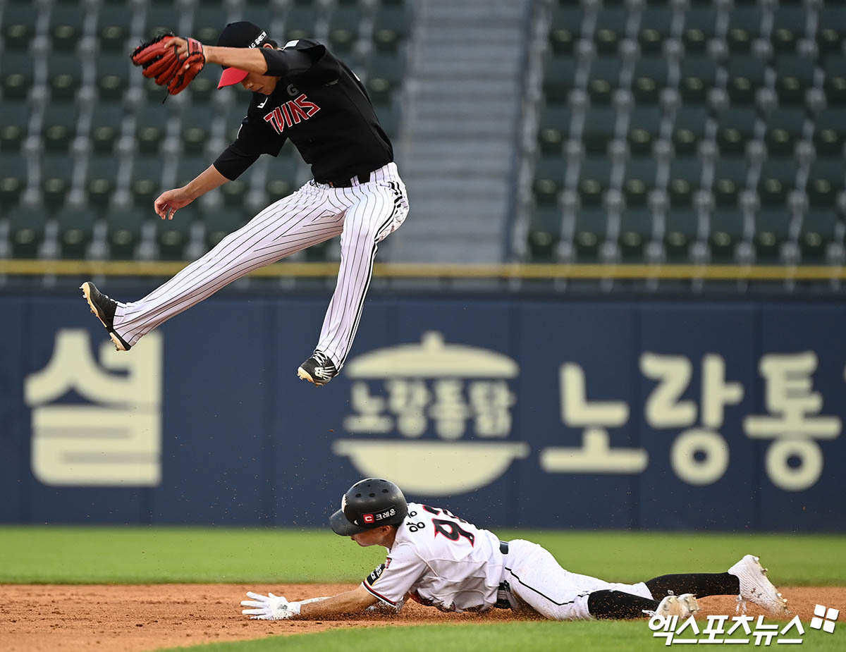 15일 오후 서울 송파구 잠실야구장에서 열린 '2022 신한은행 SOL KBO 올스타 프라이데이' 퓨처스 올스타전 북부리그와 남부리그의 경기, 5회말 무사 1루 남부리그 윤동희의 헛스윙 삼진 아웃 때 1루주자 양승혁이 2루 도루를 시도, 이때 북부리그 포수 박성재의 송구 실책으로 2루수 김유민이 잡지 못하며 주자는 3루까지 진루. 엑스포츠뉴스 DB