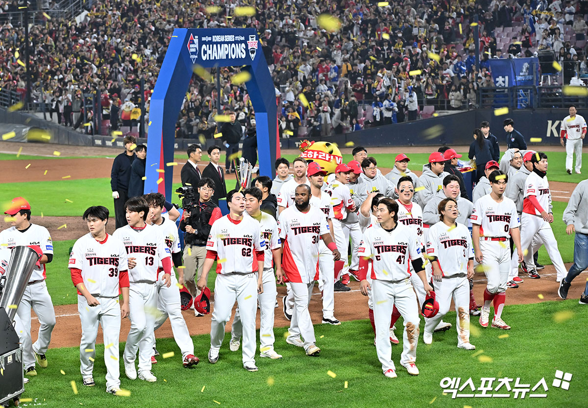 28일 오후 광주기아챔피언스필드에서 열린 '2024 신한 SOL Bank KBO 한국시리즈' 삼성 라이온즈와 KIA 타이거즈의 5차전 경기, KIA가 삼성에 7:5로 승리하며 7년 만에 통합 우승을 차지했다.  통합우승을 차지한 KIA 선수단이 기뻐하고 있다. 엑스포츠뉴스 DB