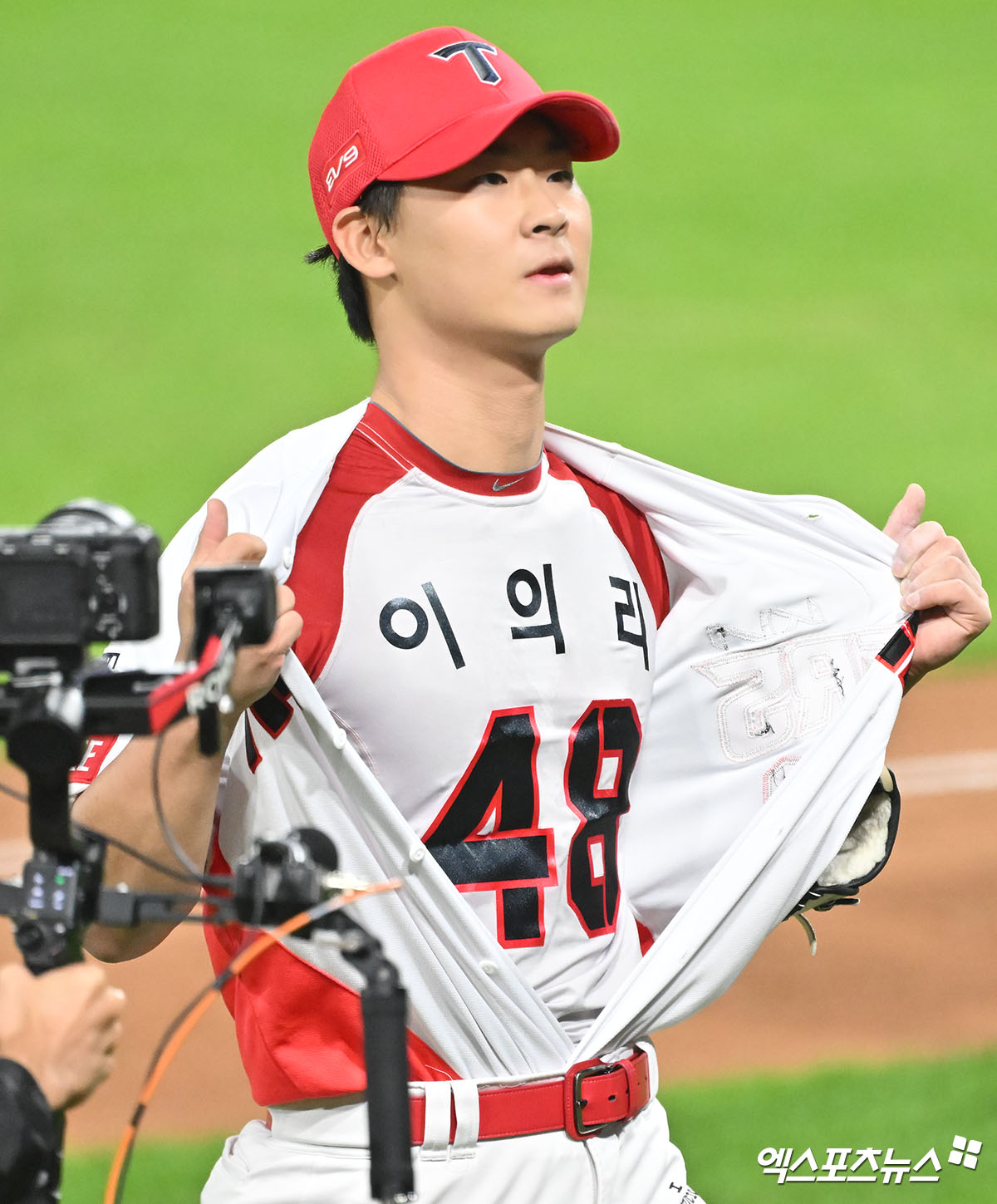 28일 오후 광주기아챔피언스필드에서 열린 '2024 신한 SOL Bank KBO 한국시리즈' 삼성 라이온즈와 KIA 타이거즈의 5차전 경기, 6회초 수비를 마친 KIA 곽도규가 이의리의 이름이 적힌 유니폼을 관중들에게 보여주고 있다. 엑스포츠뉴스 DB