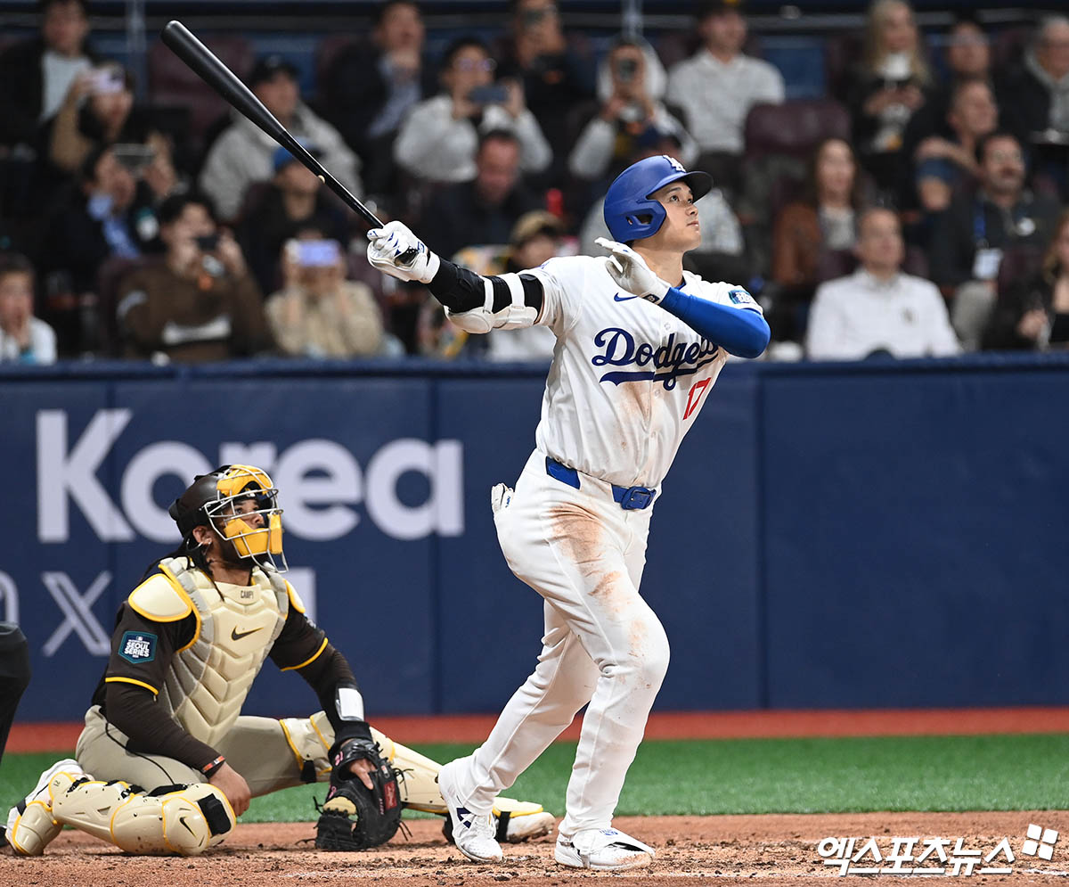 오타니는 24일(한국시간) AP 통신이 뽑은 '2024년 올해의 남자 선수'로 선정됐다. 74표 중 48표로 과반이 넘는 지지를 받으며 역대 세 번째 수상에 성공했다. 엑스포츠뉴스 DB