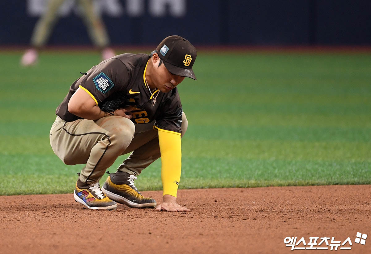 서울 구로구 고척스카이돔에서 열린 '메이저리그(MLB) 월드투어 서울시리즈 2024' LA 다저스와 샌디에이고 파드리스의 경기, 샌디에이고 김하성이 수비 이닝 때 그라운드를 정리하고 있다. 엑스포츠뉴스DB