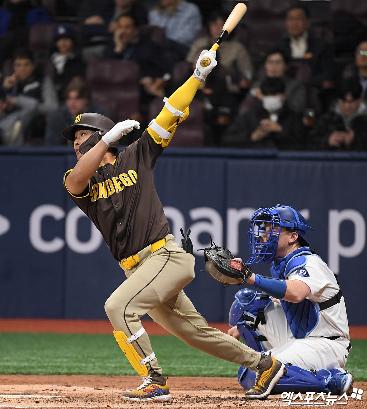 서울 구로구 고척스카이돔에서 열린 '메이저리그(MLB) 월드투어 서울시리즈 2024' LA 다저스와 샌디에이고 파드리스의 경기, 1회초 무사 1,3루에서 샌디에이고 김하성이 희생플라이를 치고 있다. 엑스포츠뉴스DB