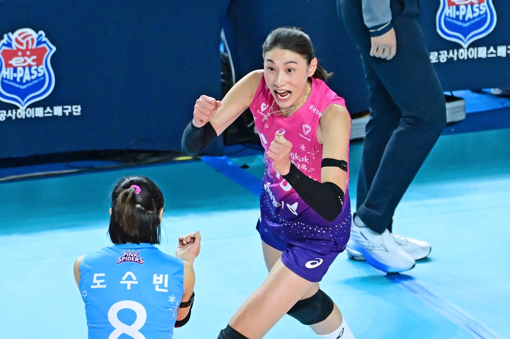 여자프로배구 흥국생명 김연경이 24일 김천실내체육관에서 열린 한국도로공사와의 원정경기에서 득점을 올린 뒤 세리머니하고 있다. KOVO