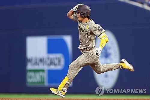 올해 샌디에이고 파드리스 소속으로 뛴 김하성이 미국 메이저리그 정규시즌 경기에 출전해 주루하고 있다. 김하성은 시즌 종료 후 FA 시장에 나왔고 새 둥지를 찾는 중이다. AFP/연합뉴스