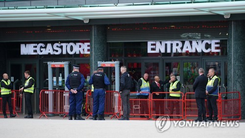 글로벌 축구 매체 골닷컴 영국판이 25일(한국시간) 맨유 주장 브루누 페르난데스가 구단 직원들이 그간 받아왔던 혜택이 줄어들자 이에 충격을 받아 이를 자신이 지원하겠다고 제안했다고 보도했다. 연합뉴스