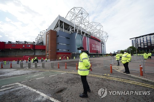 글로벌 축구 매체 골닷컴 영국판이 25일(한국시간) 맨유 주장 브루누 페르난데스가 구단 직원들이 그간 받아왔던 혜택이 줄어들자 이에 충격을 받아 이를 자신이 지원하겠다고 제안했다고 보도했다. 연합뉴스