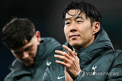 토트넘 홋스퍼가 손흥민을 묶어둘 계획이다. 유럽축구 이적시장 전문가 파브리치오 로마노에 따르면 토트넘은 손흥민의 연장 옵션을 곧 활성화할 전망이다. 최근 여러 구단들과 이적설이 나오면서 혹시나 손흥민이 토트넘을 떠날 수도 있다는 가능성이 떠올랐지만 토트넘이 손흥민을 쉽게 내보내지 않을 것이라는 예상은 빗나가지 않았다. 손흥민이 2026년 6월까지 토트넘에 남는 게 확실시되는 분위기다. 사진 연합뉴스