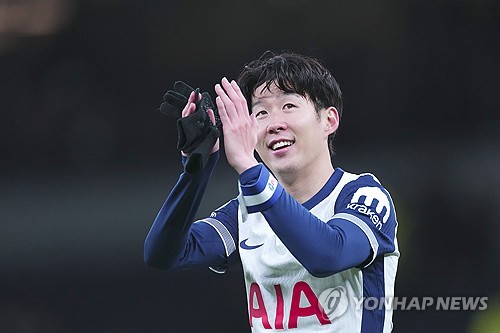 토트넘 홋스퍼가 손흥민을 묶어둘 계획이다. 유럽축구 이적시장 전문가 파브리치오 로마노에 따르면 토트넘은 손흥민의 연장 옵션을 곧 활성화할 전망이다. 최근 여러 구단들과 이적설이 나오면서 혹시나 손흥민이 토트넘을 떠날 수도 있다는 가능성이 떠올랐지만 토트넘이 손흥민을 쉽게 내보내지 않을 것이라는 예상은 빗나가지 않았다. 손흥민이 2026년 6월까지 토트넘에 남는 게 확실시되는 분위기다. 사진 연합뉴스