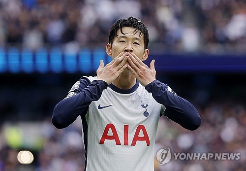 토트넘 홋스퍼가 손흥민을 묶어둘 계획이다. 유럽축구 이적시장 전문가 파브리치오 로마노에 따르면 토트넘은 손흥민의 연장 옵션을 곧 활성화할 전망이다. 최근 여러 구단들과 이적설이 나오면서 혹시나 손흥민이 토트넘을 떠날 수도 있다는 가능성이 떠올랐지만 토트넘이 손흥민을 쉽게 내보내지 않을 것이라는 예상은 빗나가지 않았다. 손흥민이 2026년 6월까지 토트넘에 남는 게 확실시되는 분위기다. 사진 연합뉴스