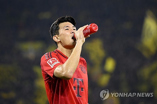 축구 통계업체 '데이터MB'가 지난 24일(한국시간) 2024-2025시즌 현재까지 분데스리가 1위 센터백으로 김민재가 이름을 올렸다고 소개했다. 연합뉴스