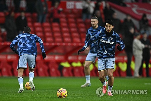 손흥민이 27일 영국 노팅엄에서 열린 잉글리시 프리미어리그 토트넘-노팅엄 맞대결에서 왼쪽 날개로 선발 출전했으나 별다른 활약 없이 후반 종반 교체아웃됐다. 토트넘은 노팅엄에 0-1로 지면서 2연패를 당했다. 연합뉴스