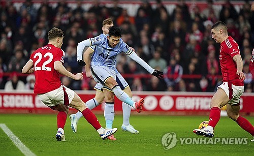 토트넘 홋스퍼가 27일(한국시간) 영국 노팅엄에 있는 더 시티 그라운드에서 열린 노팅엄 포레스트와의 2024-2025시즌 프리미어리그 18라운드 원정 경기에서 0-1로 패했다. 득점포 침묵을 이어간 손흥민이 노팅엄포레스트전 졸전으로 인해 혹평을 들었다. 연합뉴스