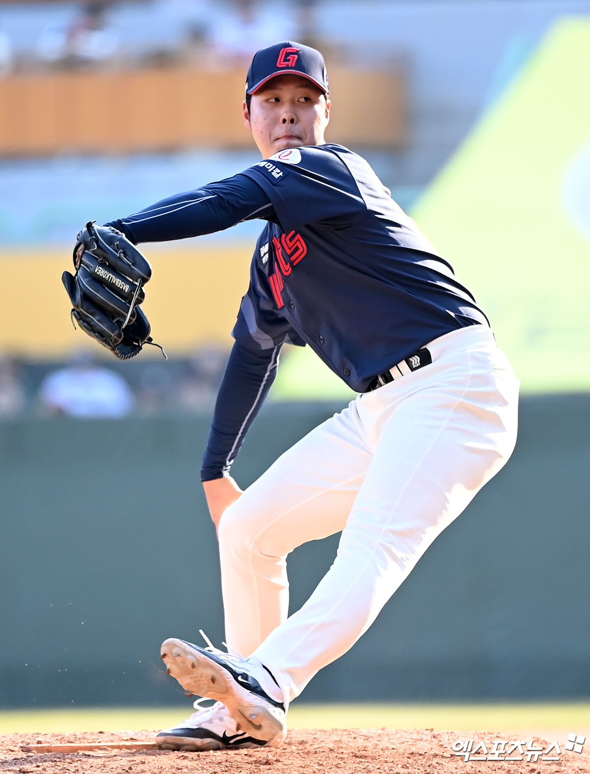 24일 오후 인천SSG랜더스필드에서 열린 '2024 신한 SOL Bank KBO리그' 롯데 자이언츠와 SSG 랜더스의 경기, 8회말 무사 만루 롯데 전미르가 공을 힘차게 던지고 있다. 전미르는 팔꿈치 인대 수술을 받아 향후 최대 6개월 재활에 돌입한다. 엑스포츠뉴스 DB