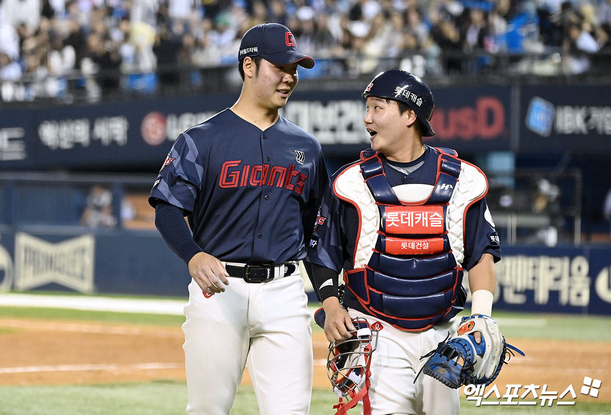 17일 오후 서울 송파구 잠실야구장에서 열린 '2024 신한 SOL Bank KBO리그' 롯데 자이언츠와 두산 베어스의 경기, 8회말 수비를 마친 롯데 전미르와 정보근이 대화를 나누며 더그아웃으로 향하고 있다. 전미르는 팔꿈치 인대 수술을 받아 향후 최대 6개월 재활에 돌입한다. 엑스포츠뉴스 DB