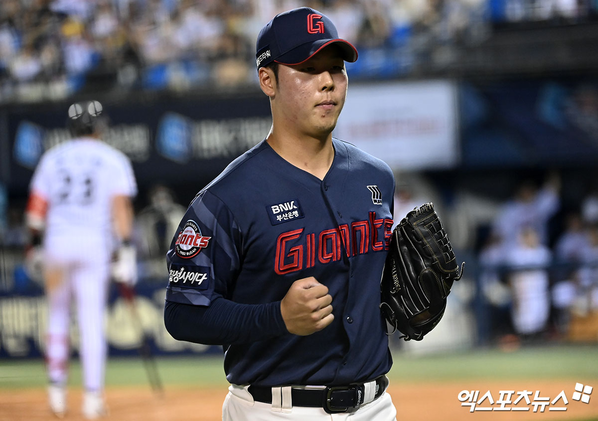 14일 오후 서울 송파구 잠실야구장에서 열린 '2024 신한 SOL Bank KBO리그' 롯데 자이언츠와 LG 트윈스의 경기, 7회말 수비를 마친 롯데 전미르가 더그아웃으로 향하고 있다. 전미르는 팔꿈치 인대 수술을 받아 향후 최대 6개월 재활에 돌입한다. 엑스포츠뉴스 DB