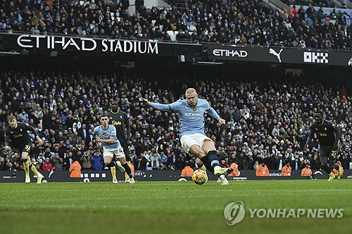 영국 매체 스포츠 바이블이 27일(한국시간) 팬들이 홀란이 페널티킥을 실축한 이유가 상대 수비 셰이머스 콜먼과의 대화가 먹혀들었다고 생각한다고 보도했다. 연합뉴스