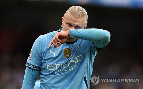 영국 매체 스포츠 바이블이 27일(한국시간) 팬들이 홀란이 페널티킥을 실축한 이유가 상대 수비 셰이머스 콜먼과의 대화가 먹혀들었다고 생각한다고 보도했다. 연합뉴스