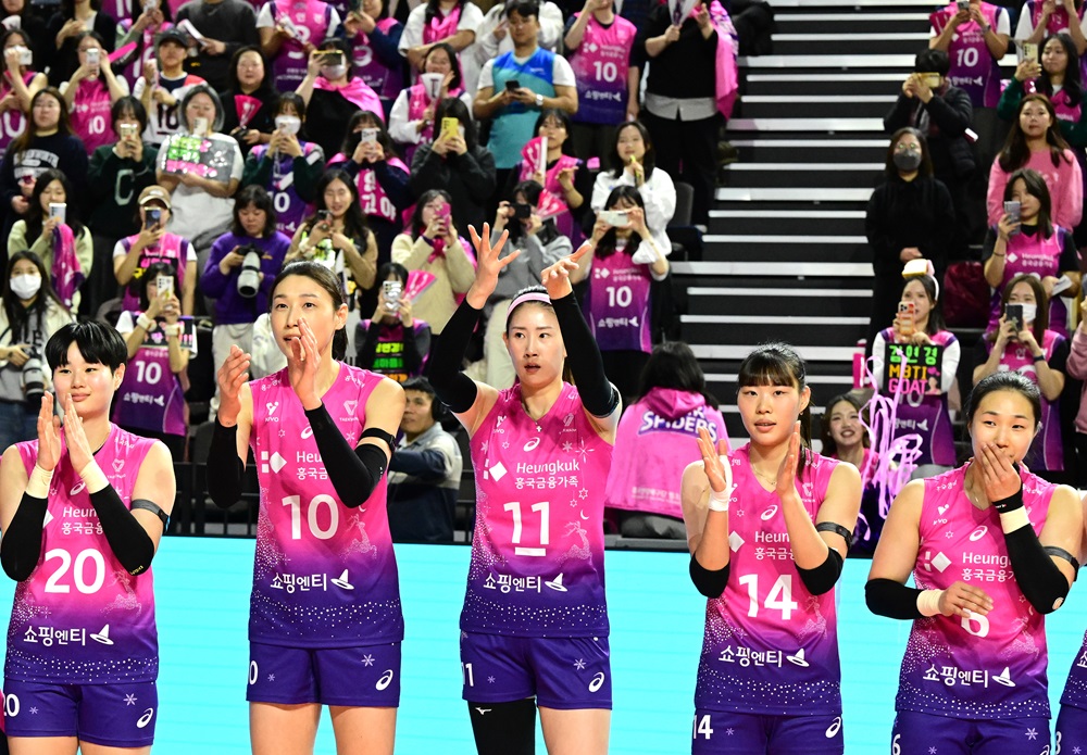 여자프로배구 흥국생명 선수들이 28일 인천삼산월드체육관에서 열린 GS칼텍스와의 홈경기에서 승리한 뒤 팬들에게 인사하고 있다. KOVO