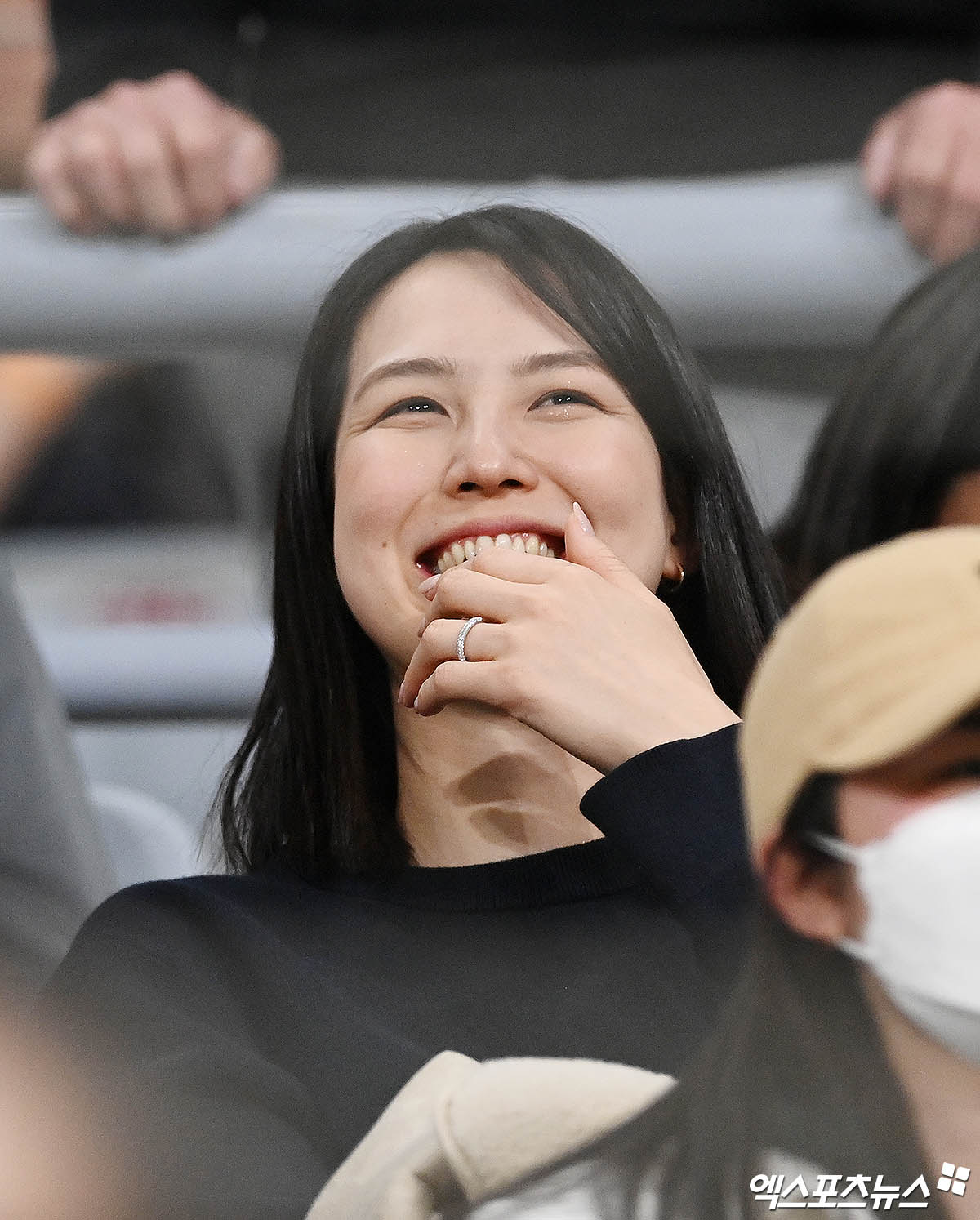 오타니 쇼헤이의 아내 다나카 마미코가 지난 3월 서울 고척스카이돔에서 열린 2024 미국 메이저리그 월드투어 서울시리즈에서 경기를 보며 미소 짓고 있다. 오타니는 29일 아내 마미코의 임신 소식을 알렸다. 엑스포츠뉴스 DB