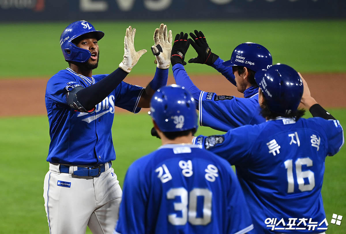 삼성 라이온즈 외국인 타자 르윈 디아즈가 올해 KIA 타이거즈와의 한국시리즈에서 홈런을 친 뒤 동료들과 세리머니하고 있다. 디아즈는 30일 개인 SNS 계정을 통해 여객기 사고 희생자들을 추모하는 글을 올렸다. 엑스포츠뉴스 DB