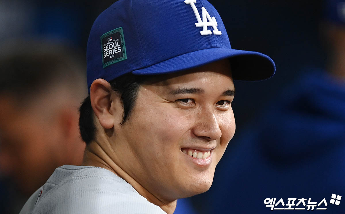 20일 오후 서울 구로구 고척스카이돔에서 열리는 '메이저리그(MLB) 월드투어 서울시리즈 2024' LA 다저스와 샌디에이고 파드리스의 개막전 경기, LA 오타니가 더그아웃에서 동료들과 이야기를 나누며 웃고 있다. 엑스포츠뉴스DB