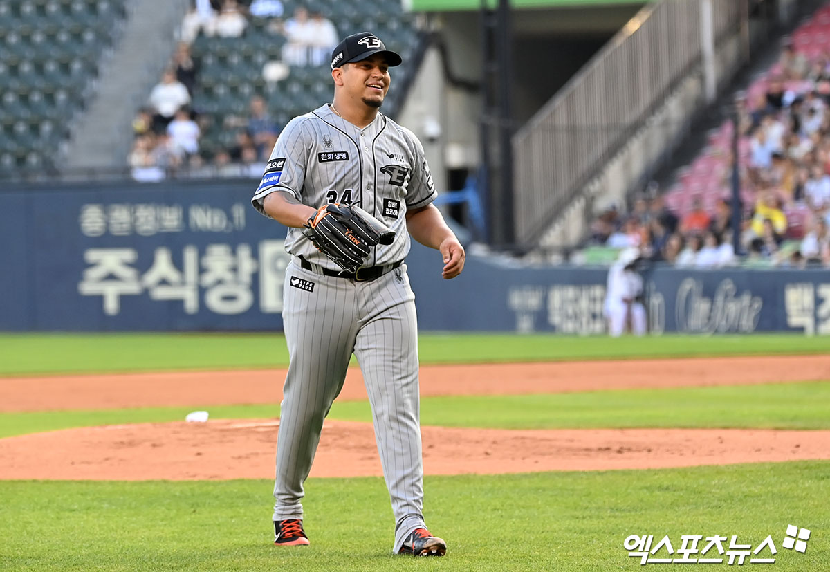 13일 오후 서울 송파구 잠실야구장에서 열린 '2024 신한 SOL Bank KBO리그' 한화 이글스와 두산 베어스의 경기, 1회말 수비를 마친 한화 선발투수 산체스가 더그아웃으로 향하고 있다. 엑스포츠뉴스DB