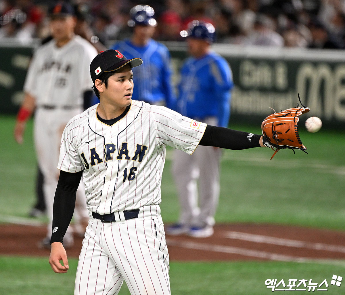 16일 오후 일본 도쿄돔에서 열린 2023 월드베이스볼클래식(WBC) 이탈리아와 일본의 8강전 경기, 4회초 무사 1루 일본 오타니가 투구에 임하고 있다. 엑스포츠뉴스DB