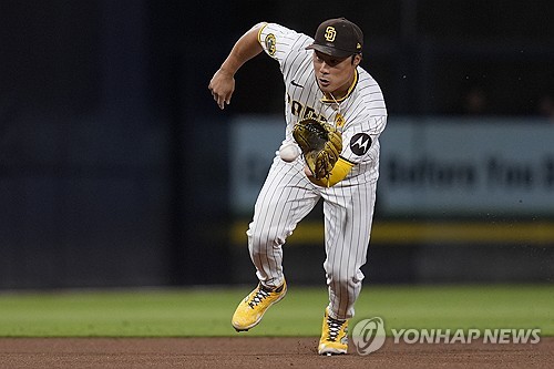 올해 샌디에이고 파드리스 소속으로 뛴 김하성이 미국 메이저리그 정규시즌 경기에 출전해 수비하고 있다. 김하성은 시즌 종료 후 FA 시장에 나왔고 새 둥지를 찾는 중이다. AP/연합뉴스