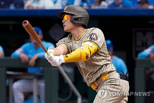 올해 샌디에이고 파드리스 소속으로 뛴 김하성이 미국 메이저리그 정규시즌 경기에 출전해 타격하고 있다. 김하성은 시즌 종료 후 FA 시장에 나왔고 새 둥지를 찾는 중이다. AFP/연합뉴스