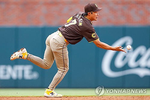 올해 샌디에이고 파드리스 소속으로 뛴 김하성이 미국 메이저리그 정규시즌 경기에 출전해 수비하고 있다. 김하성은 시즌 종료 후 FA 시장에 나왔고 새 둥지를 찾는 중이다. AFP/연합뉴스