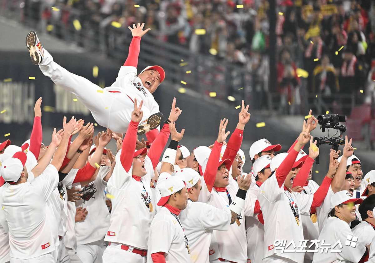 28일 오후 광주기아챔피언스필드에서 열린 '2024 신한 SOL Bank KBO 한국시리즈' 삼성 라이온즈와 KIA 타이거즈의 5차전 경기, KIA가 삼성에 7:5로 승리하며 7년 만에 통합 우승을 차지했다.  통합우승을 차지한 KIA 이범호 감독이 헹가래를 받고 있다. 엑스포츠뉴스 DB