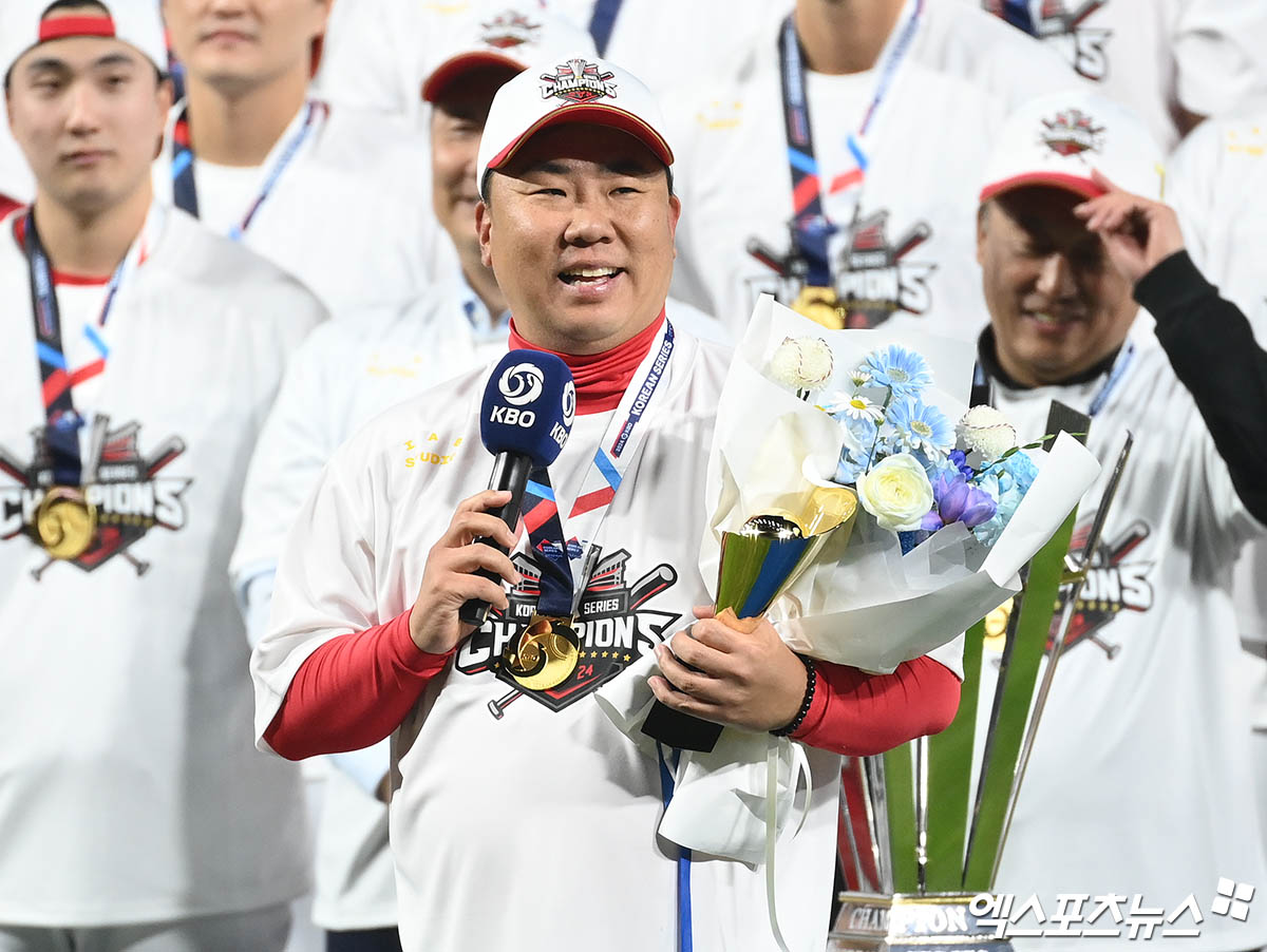 28일 오후 광주기아챔피언스필드에서 열린 '2024 신한 SOL Bank KBO 한국시리즈' 삼성 라이온즈와 KIA 타이거즈의 5차전 경기, KIA가 7:5의 스코어로 승리하며 7년 만에 통합 우승을 이뤄냈다.  경기 종료 후 KIA 이범호 감독이 감독상 수상 소감을 전하고 있다. 엑스포츠뉴스 DB