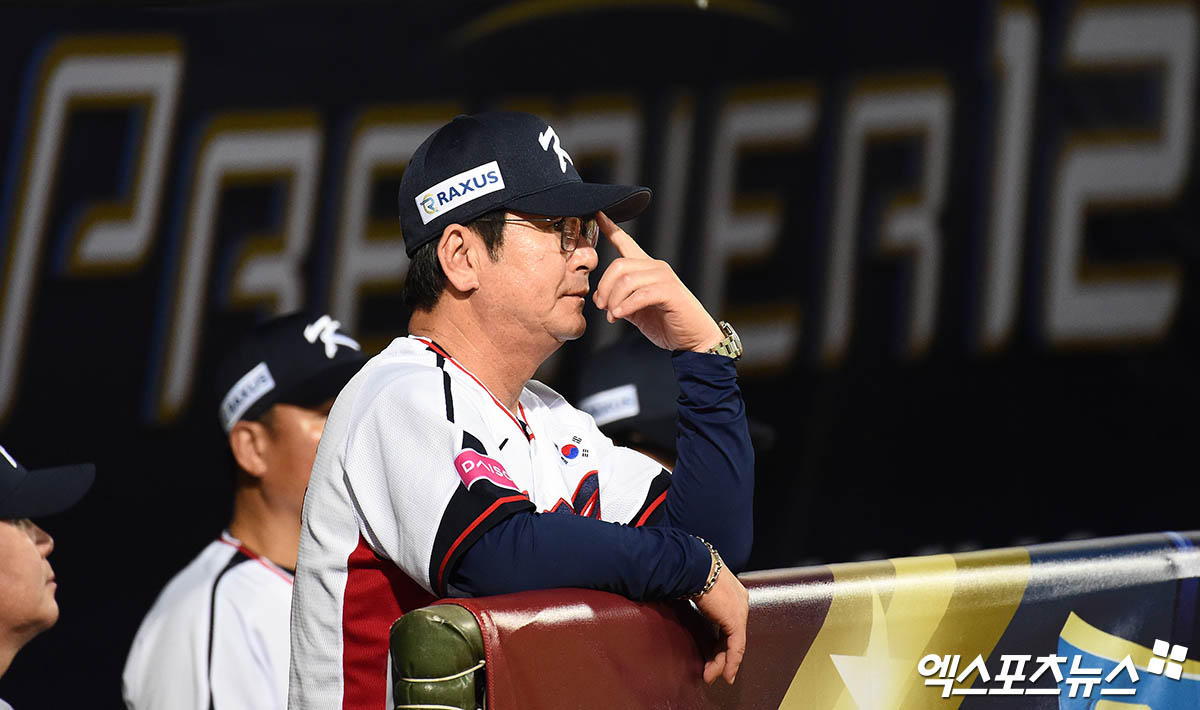 14일 오후 대만 톈무야구장에서 열린 '2024 WBSC(세계야구소프트볼연맹) 프리미어12' B조 조별리그 대한민국과 쿠바의 경기에 앞서 류중일 감독이 그라운드를 바라보고 있다. 엑스포츠뉴스 DB