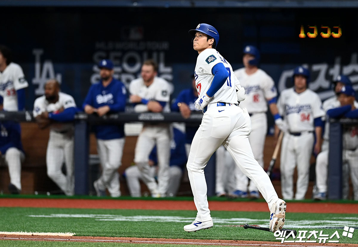 18일 오후 서울 구로구 고척스카이돔에서 열린 '메이저리그 월드투어 서울시리즈 2024' 스페셜 매치 팀 코리아와 LA 다저스의 경기, 3회말 무사 1루 LA 다저스 오타니가 외야 뜬공을 치고 있다. 엑스포츠뉴스 DB