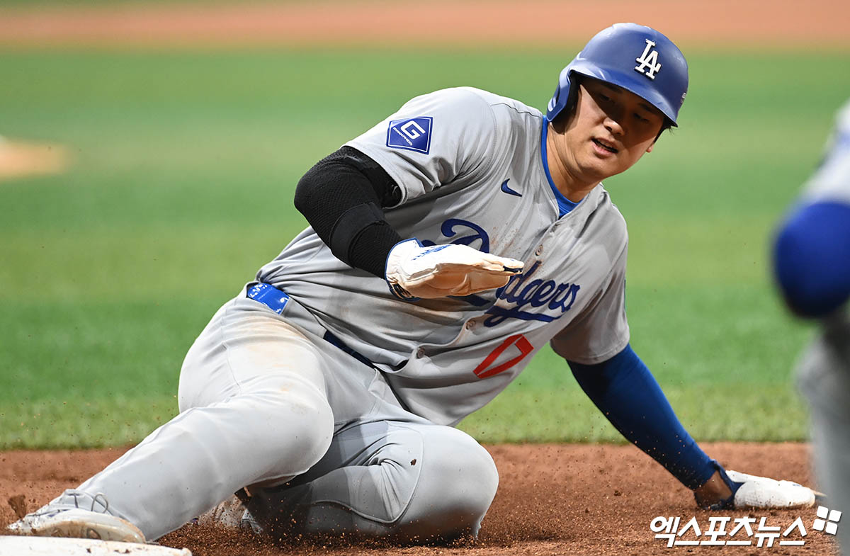 20일 오후 서울 구로구 고척스카이돔에서 열리는 '메이저리그(MLB) 월드투어 서울시리즈 2024' LA 다저스와 샌디에이고 파드리스의 개막전 경기, 8회초 1사 1,2루 LA 프리먼의 외야 플라이 때 1루주자 오타니가 1루로 귀루하고 있다. 엑스포츠뉴스 DB