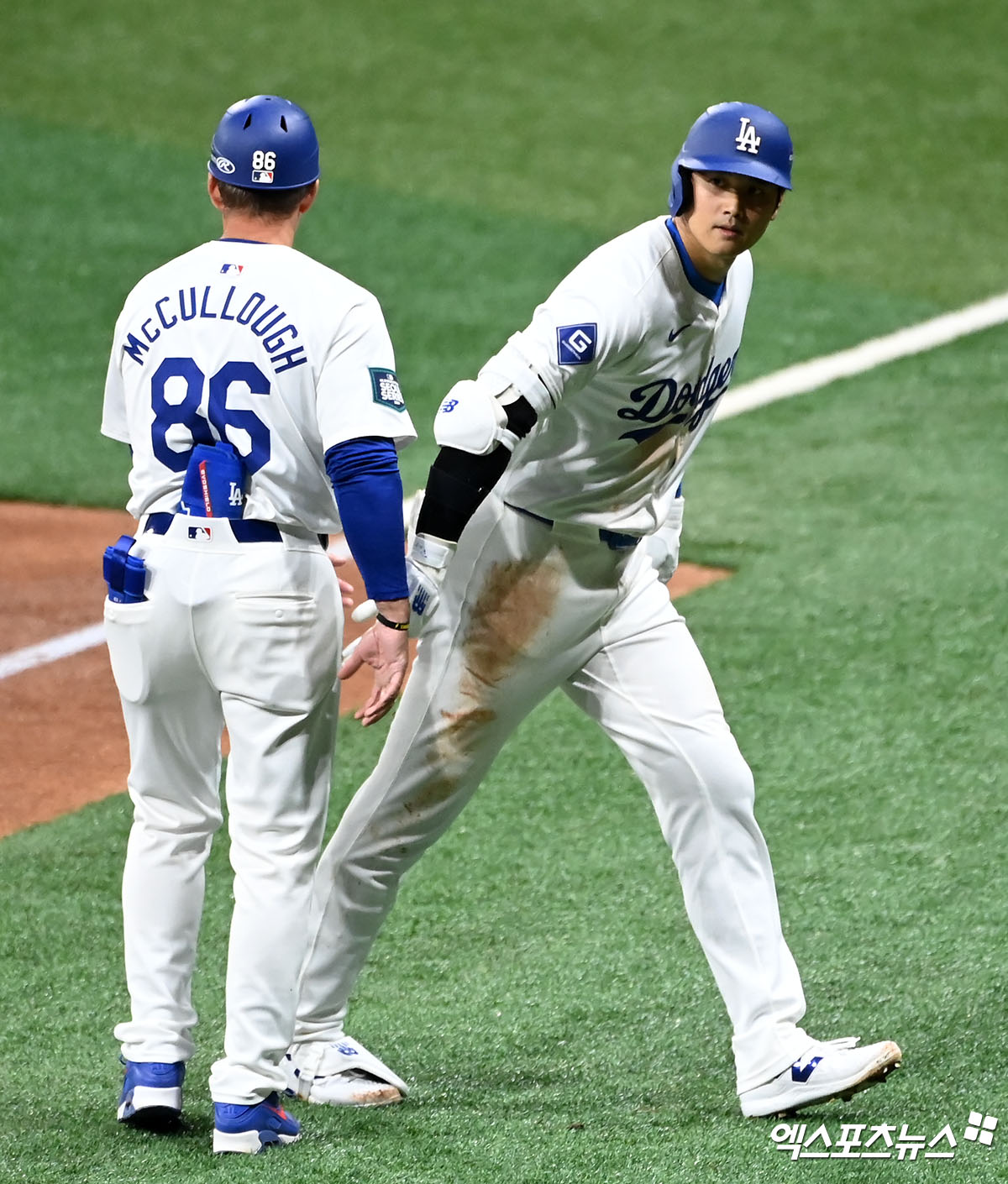 21일 오후 서울 구로구 고척스카이돔에서 열리는 '메이저리그(MLB) 월드투어 서울시리즈 2024' LA 다저스와 샌디에이고 파드리스의 경기, 2회말 2사 2,3루 다저스 오타니가 1타점 희생플라이를 날린 후 더그아웃으로 향하고 있다. 엑스포츠뉴스 DB