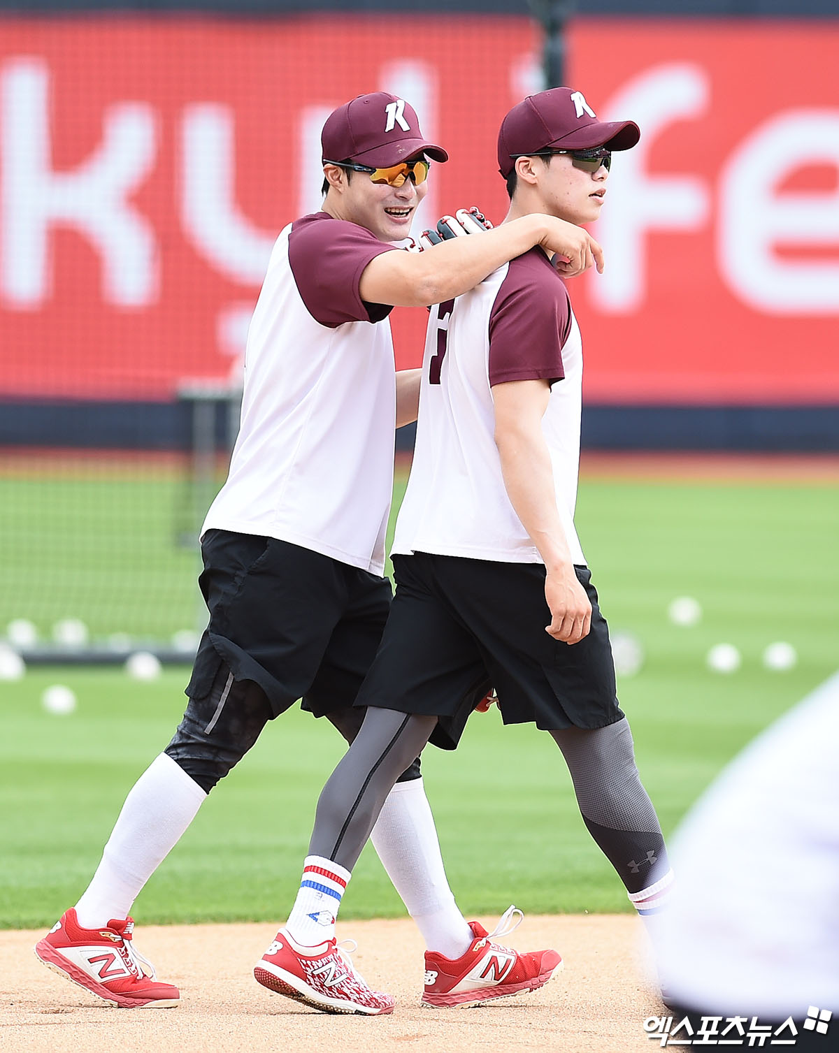 '엠엘비닷컴'은 2일(한국시간) 김하성과 김혜성(왼쪽부터)을 주목할 만한 수비 전문 선수로 선정했다. 메이저리그 시장에서 새 소속팀을 이들은 탄탄한 수비력을 앞세워 많은 팀의 이목을 끌고 있다. 엑스포츠뉴스 DB