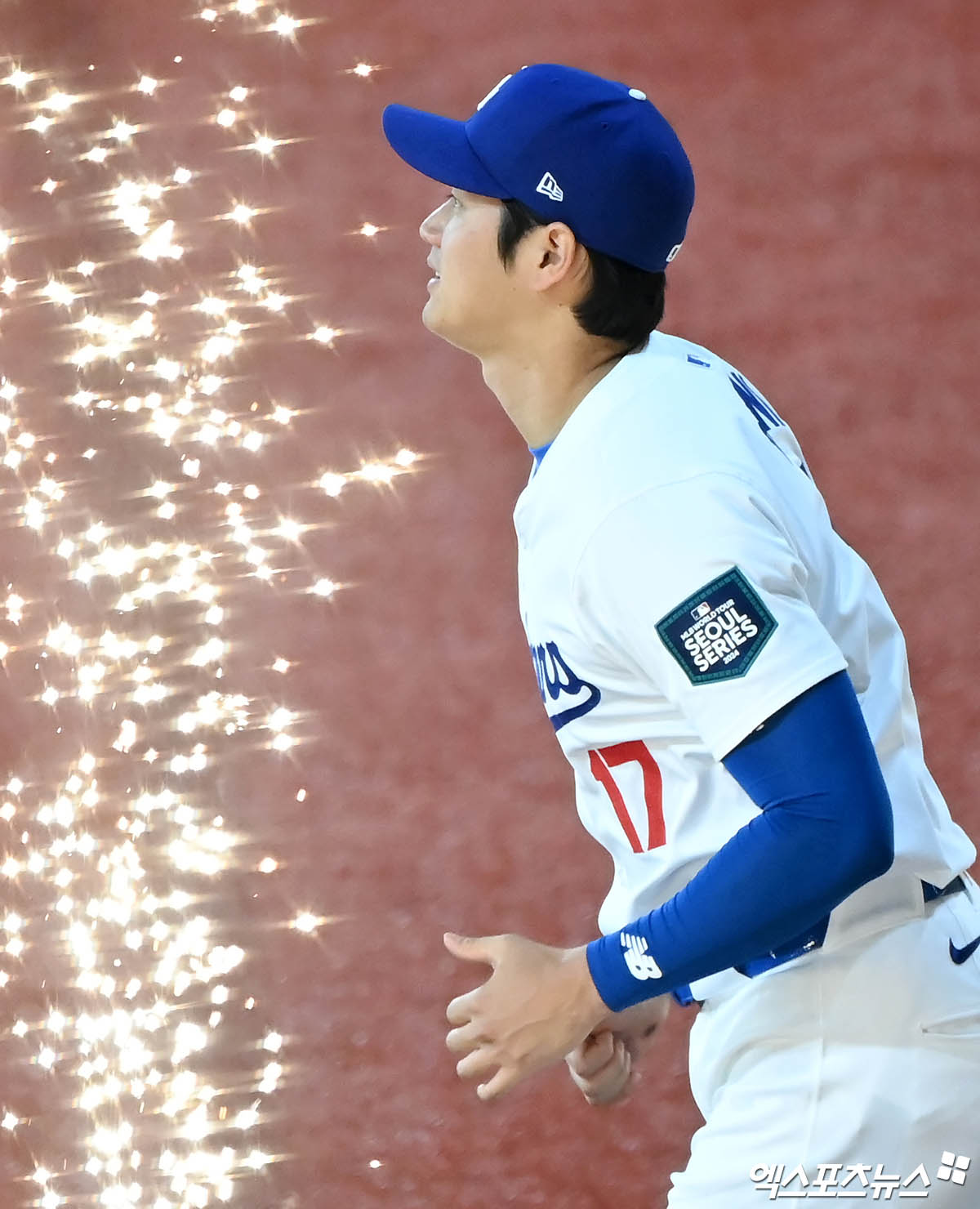 21일 오후 서울 구로구 고척스카이돔에서 열린 '메이저리그(MLB) 월드투어 서울시리즈 2024' LA 다저스와 샌디에이고 파드리스의 경기에 앞서 LA 오타니가 그라운드로 나서고 있다. 엑스포츠뉴스 DB