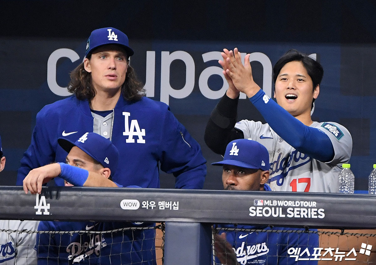 20일 오후 서울 구로구 고척스카이돔에서 열리는 '메이저리그(MLB) 월드투어 서울시리즈 2024' LA 다저스와 샌디에이고 파드리스의 개막전 경기, LA 글래스노우와 오타니가 더그아웃에서 경기를 지켜보고 있다. 엑스포츠뉴스 DB