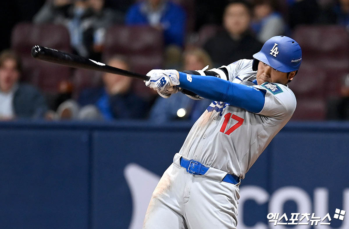 20일 오후 서울 구로구 고척스카이돔에서 열리는 '메이저리그(MLB) 월드투어 서울시리즈 2024' LA 다저스와 샌디에이고 파드리스의 개막전 경기, 3회초 2사 LA 오타니가 안타를 때려내고 있다. 엑스포츠뉴스 DB